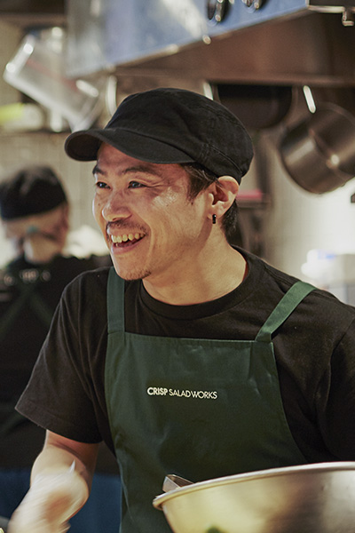 店内で接客するスタッフ