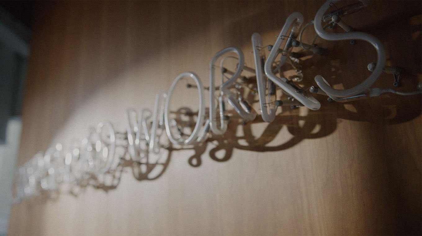 店内で接客するスタッフ