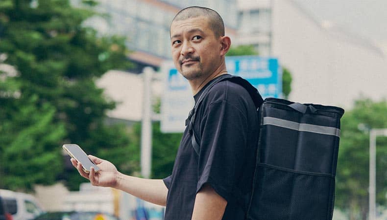 デリバリー中のスタッフ